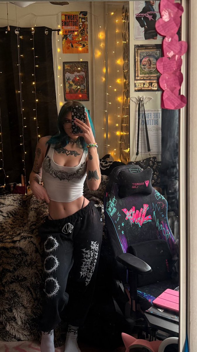 heyitsmxdz's tweet image. camera roll is just FILLED with mirror pics…