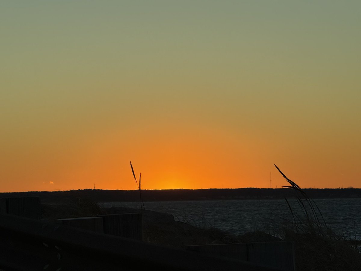 mmuhlfelder's tweet image. Came into the weekend with a  tangerine sky over #capecodbay Snow tomorrow to bring a blanket to a #calmocean
