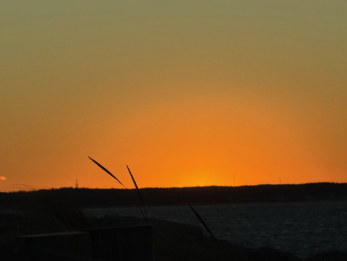 mmuhlfelder's tweet image. Came into the weekend with a  tangerine sky over #capecodbay Snow tomorrow to bring a blanket to a #calmocean