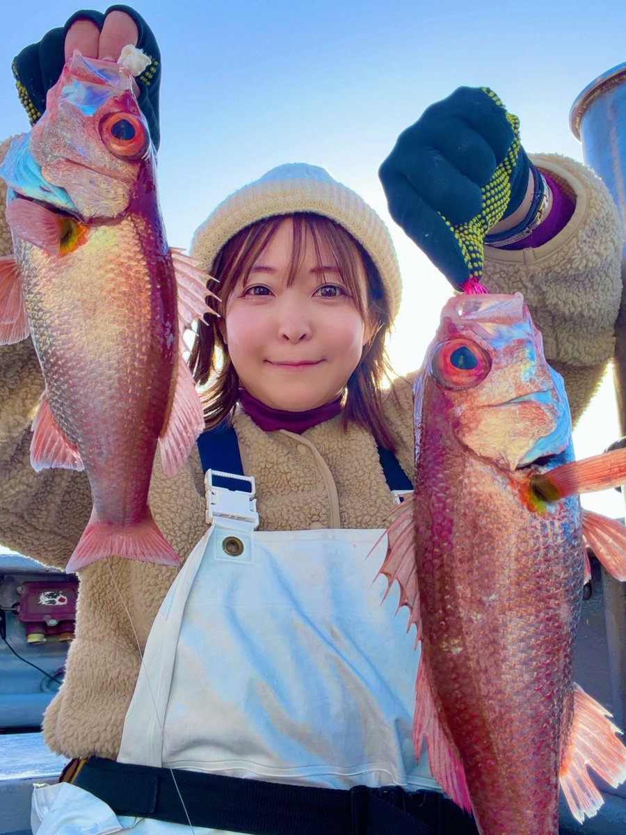 見て見て！
初めての高級魚釣れたーー！！ダブルで来たやったやったー♡炙りざし美味しいって言うから食べるの楽しみすぎる！😋