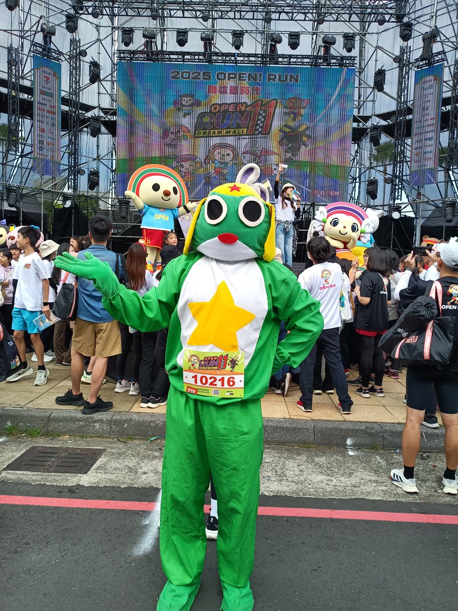 Keroro_3's tweet photo. Keroro來參加高雄夢時代第11屆OPEN! RUN路跑活動,與阿Q以及Open小將家族人偶合照,今年的Open! Run結束了,下午還要去駁二動漫祭。 #阿Q #OpenRun #OPEN小將 #OPEN將 #OPENちゃん #OpenChan #OPEN小將家族 #Keroro #Keroro軍曹 #ケロロ軍曹 #KeroroGunso #SgtFrog #cosplay #夢時代 #DreamMall #高雄 #Kaohsiung #Taiwan