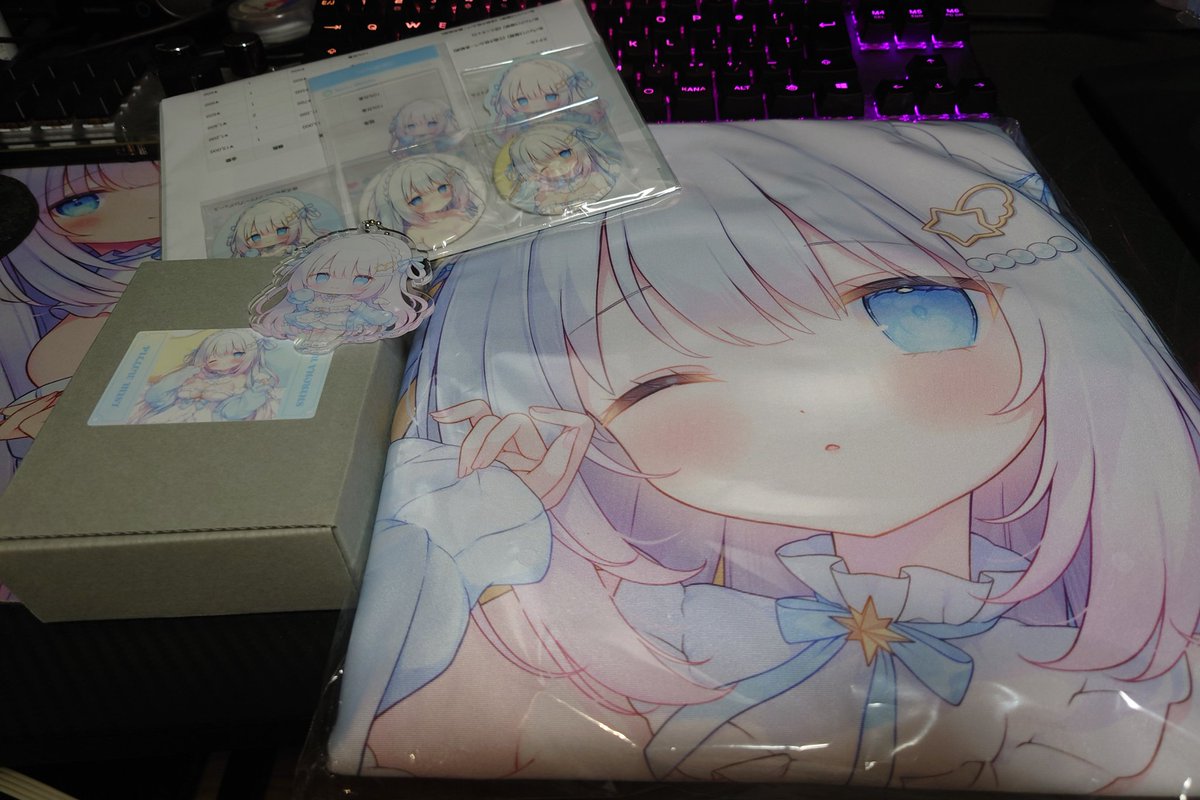 itati_munyu's tweet photo. ねむちゃん！届いた！
抱き枕カバーを使うor飾るかでとても悩んでいます…。

どちらにせよピローミストは大事にしすぎて変質したらもったいないので、普段使いしてみようかな…？ https://t.co/5g3Y8aaUrF