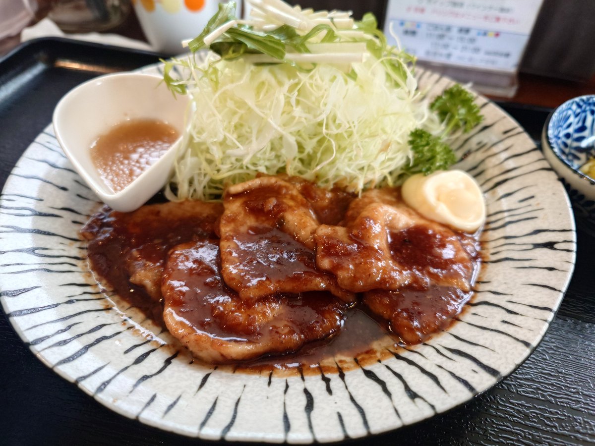 生姜焼き定食頂きます。
