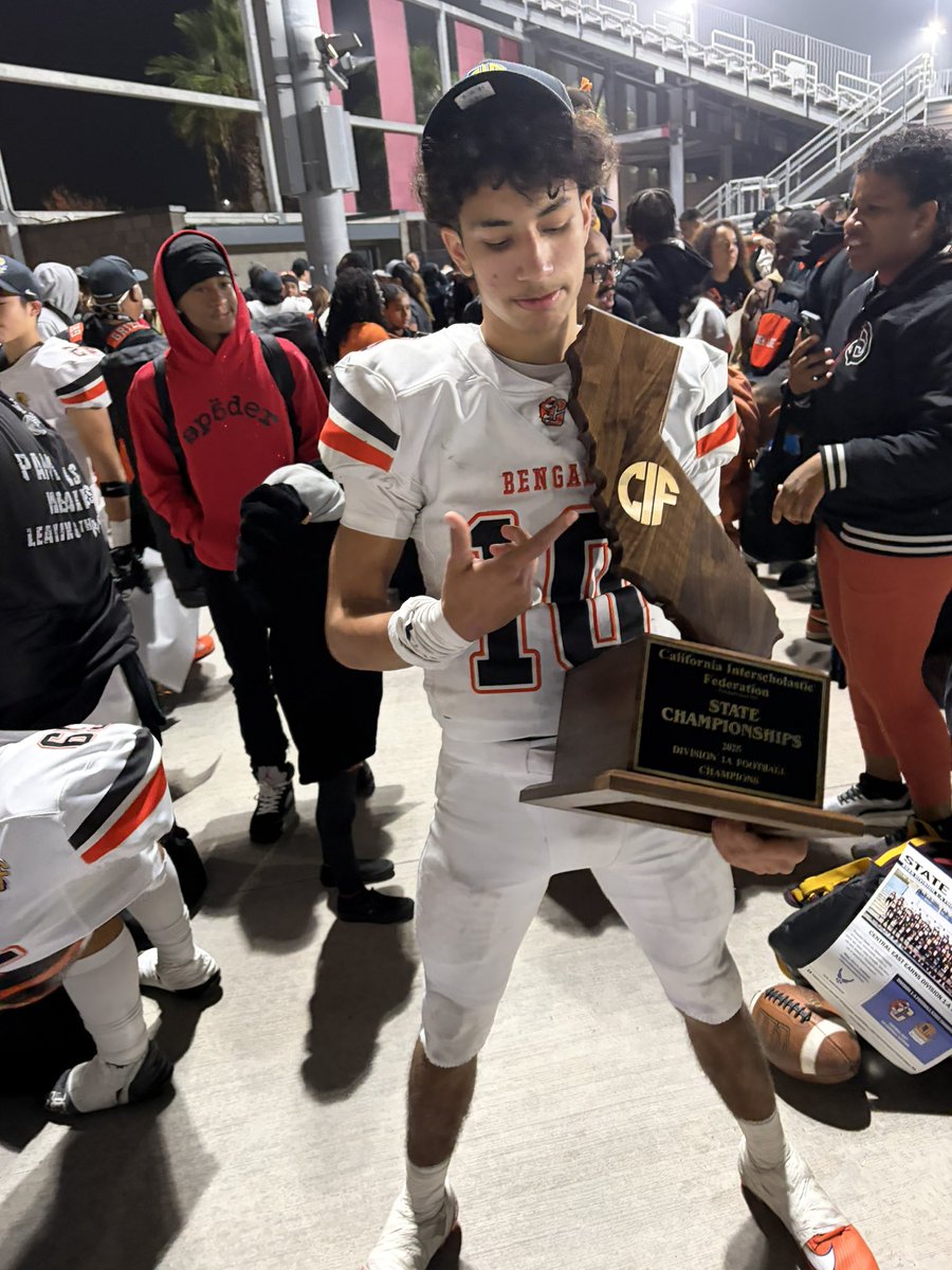JelaniDippel's tweet photo. STATE CHAMPS! Wouldn’t want to do it with no one else! @_CEBengalFball @Greg_Panelli https://t.co/YBdsSXqNGS