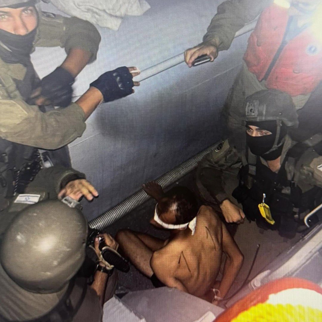 DaniMayakovski's tweet image. Soldados sionistas secuestraron a pescadores palestinos frente a la costa de la ciudad de Gaza, los maniataron, los torturaron y luego subieron esta foto a redes sociales para disfrute de sus amigos y familiares, tan psicópatas como ellos.

Como de podrido debes estar para…