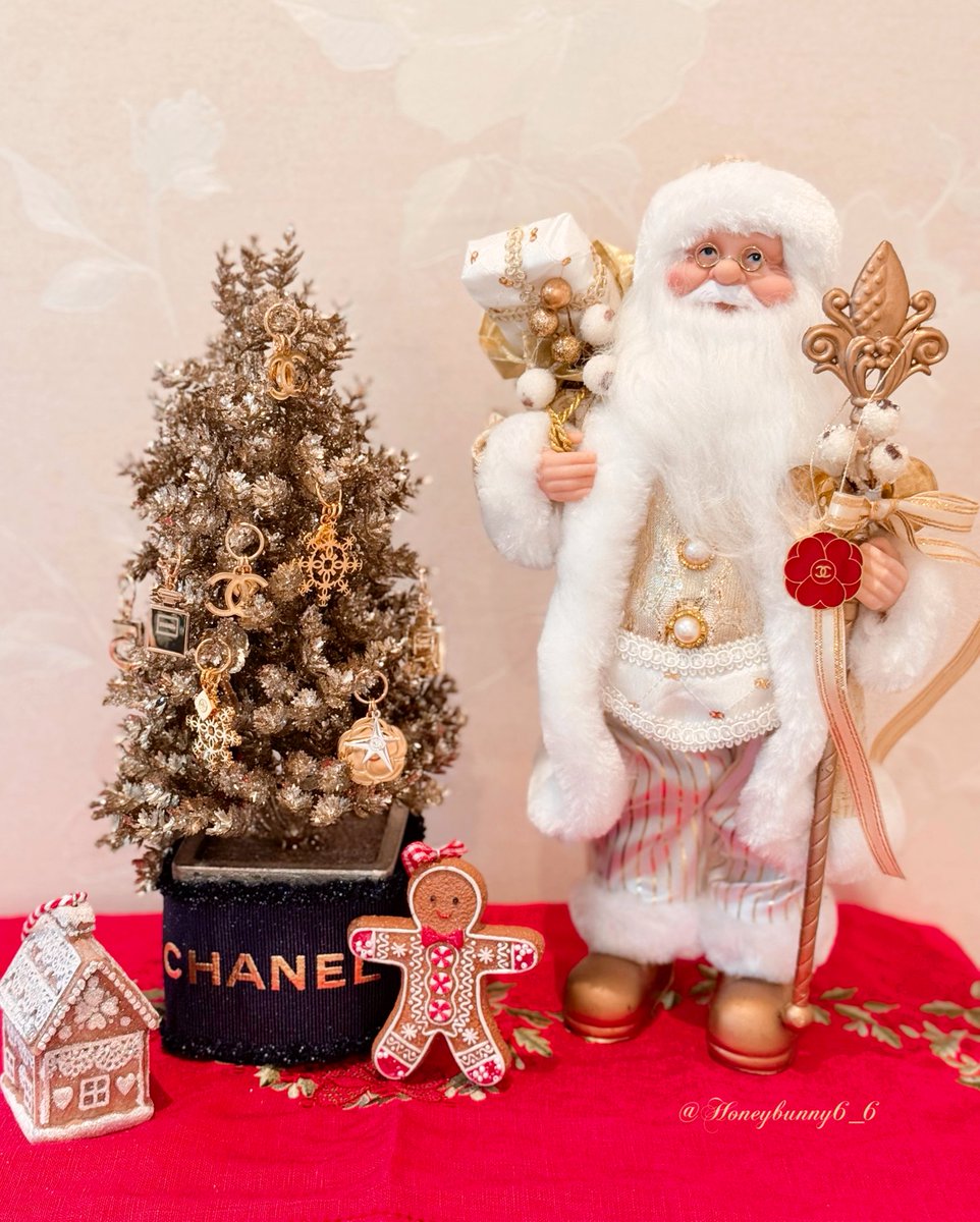 小さなシャネルツリーになりました🌲✨ #CHANELHoliday #CHANEL
