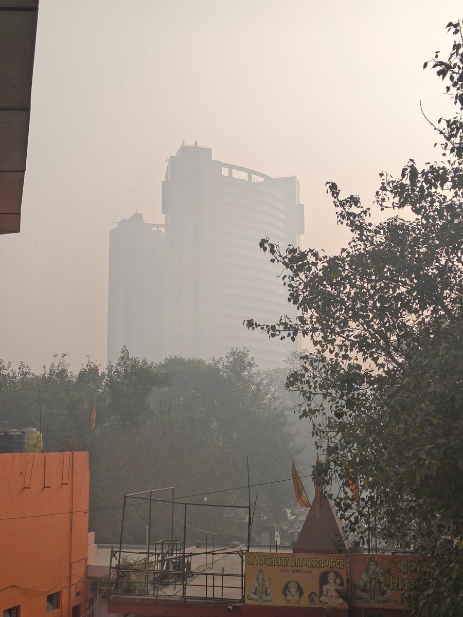 YSJangid's tweet photo. Delhi is UNBREATHABLE with AQI touching 700! 😷
@BJP4Delhi @CMODelhi have failed on basic necessities.
Tourists at my hotel want to leave &amp; never return. This is huge monetary &amp; reputational damage to #India. We are literally gasping for air. Fix this!
#DelhiPollution #Delhi https://t.co/G2Fyp91hcn