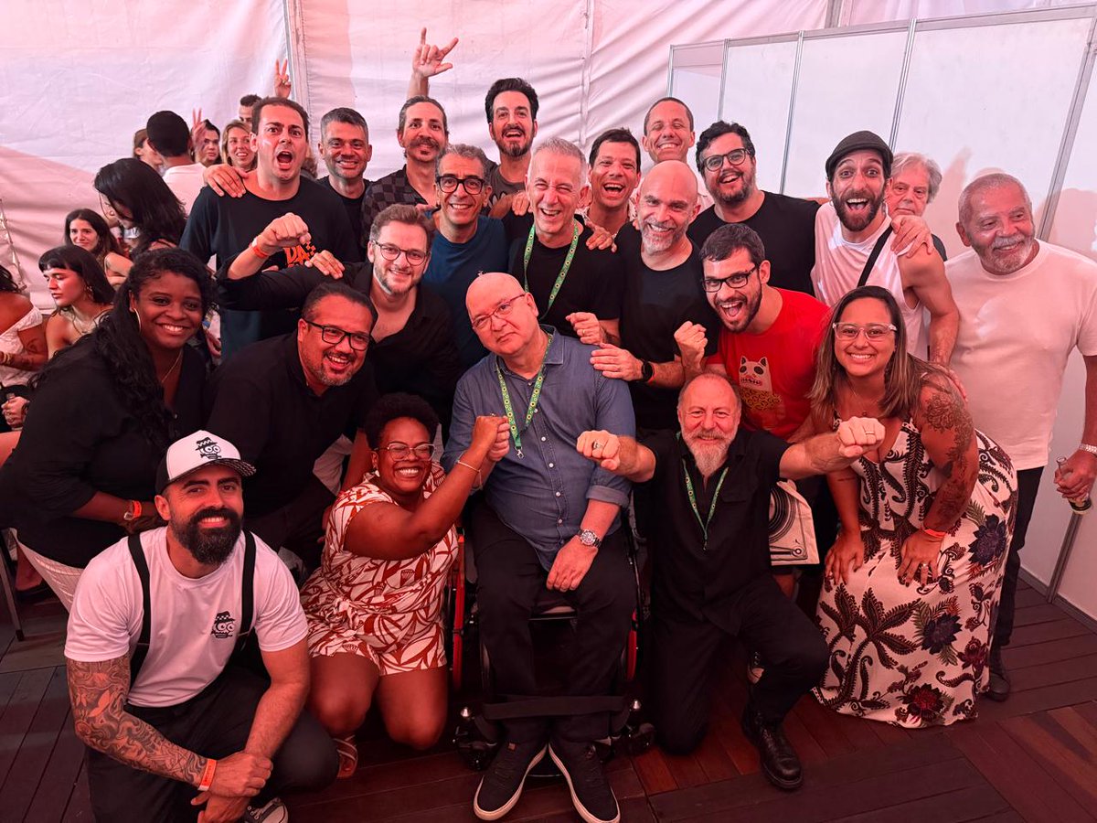 leomurunga's tweet image. Que dia!
Meu aniversário, vitória do Flamengo e toquei com os Paralamas pela segunda vez.