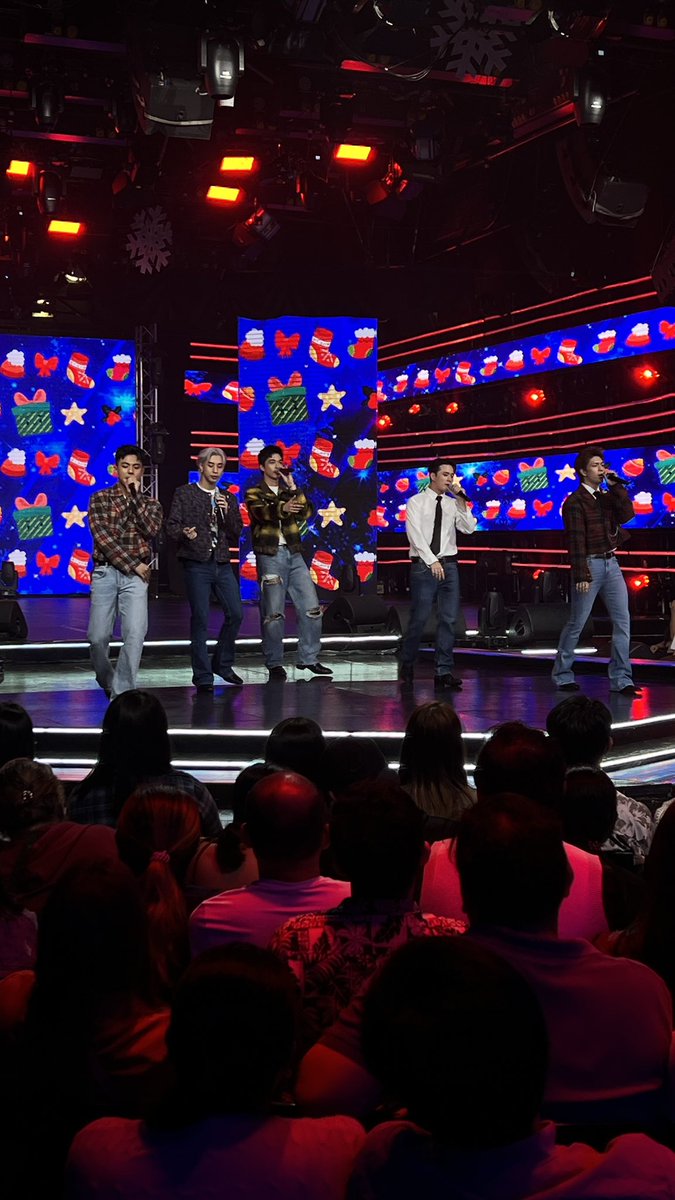 ASAPOfficial's tweet photo. Na para bang nanghaharana at hindi caroling ito? 

Paskong pasko much! Same feels, BGYO! 

You bring us to life!!!

#ASAP30
#ASAPChristmas2025 https://t.co/oY9Xq4Qvh2
