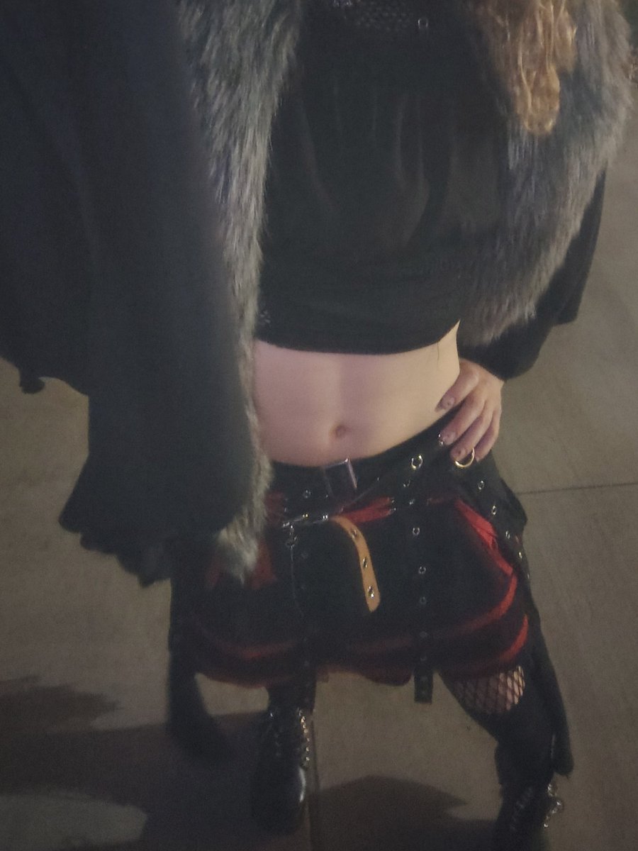 DocileDonuts's tweet photo. More selfies 💫with my deffo fav outfit 🖤💜 https://t.co/xLx6pI1hUW