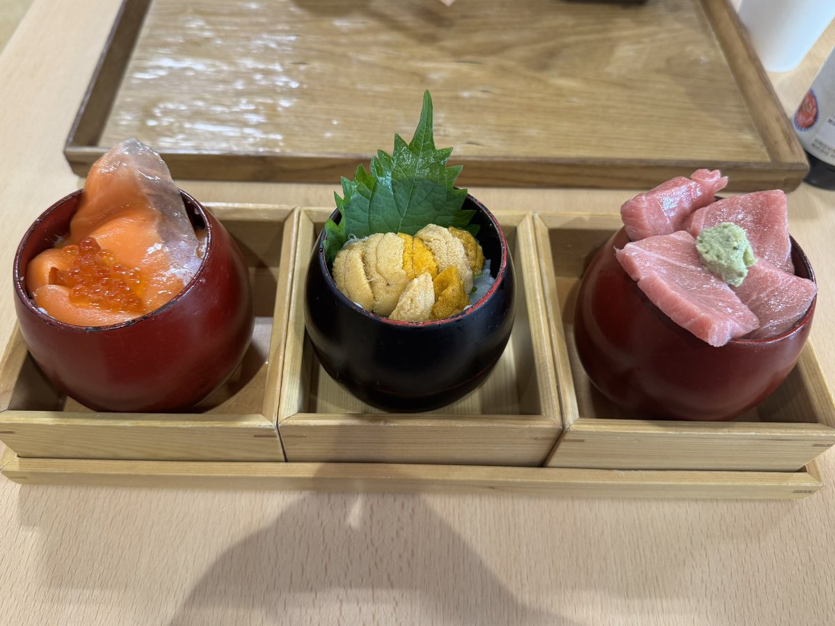 tsuttsun37's tweet photo. 実は先週末、札幌遠征してました✈️
（��京翌日に地震があったので危なかったです...）

①行きの飛行機がロコンジェット🦊
②北のグルメ亭で海鮮丼🦐
③サーモンパーク千歳で贅沢ミニ丼3種🍣
④新千歳空港内ロイホで空港限定スープカレー🍛 https://t.co/Il41tY0JV5