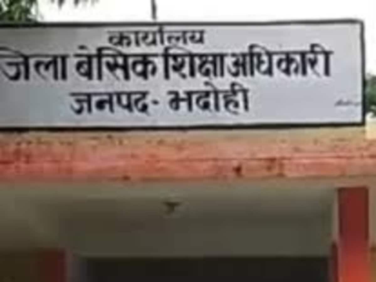 AnkitSinghuppss's tweet photo. बढ़ती ठंड व घने कोहरे को देखते हुए विनम्र निवेदन
भदोही जनपद मेंकड़ाके की ठंड वघने कोहरे के कारण नन्हेबच्चों को प्रातःविद्यालय आनेमें कठिनाई हो रही हैछात्रहित में विद्यालय का समयप्रातः 10:00 से 3:00 बजे करने की कृपा करें
@DM_Bhadohi @BSA_Bhadohi @arunkum38687209 @DrDCSHARMAUPPSS https://t.co/NxGKPBILru