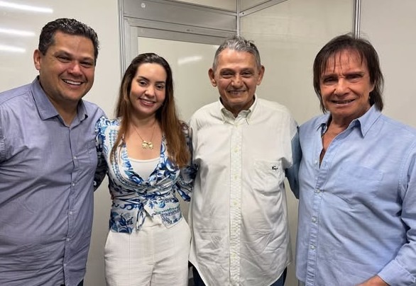BlogdoNoblat's tweet photo. Detalhes de uma delação inflamável.
Beto Louco, investigado em fraude dos combustíveis, quer relatar à PGR pagamentos pedidos a Alcolumbre para bancar show de Roberto Carlos – uma parte dos milhões que diz já ter desembolsado para o senador. (piauí) 
https://t.co/EKKa6BiBCF https://t.co/M1WcaKcac4