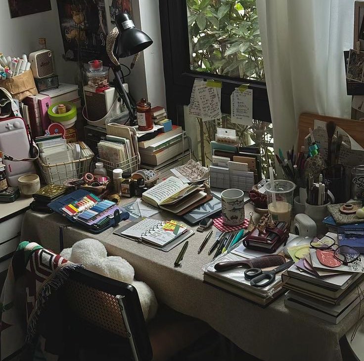 عزيزى يا صاحب الظِل الطويل
لقدّ مرت أيام وليالي لم أكتب لك سطرًا
ما أسوأ ذلك الشعور حين لا ينتظرك أحد ولا تنتظر أحدًا
حين تحتاج للتحدث لكنك لا تستطيع،
_إنك أعز إلىّ من أن ينتهِى أثرُك_