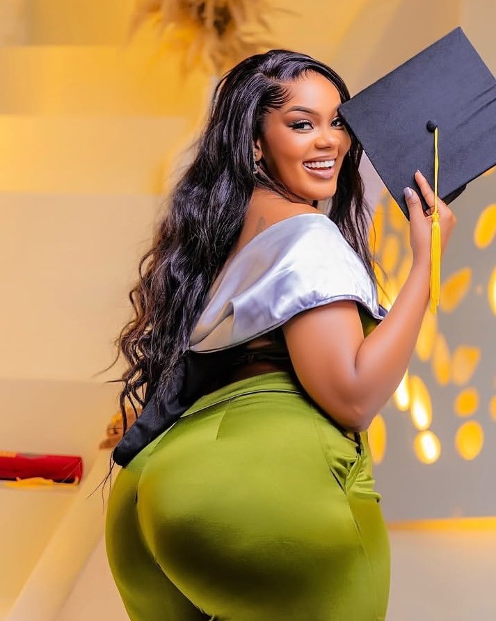 Pretty_angell8's tweet image. Finally a graduate 🥳