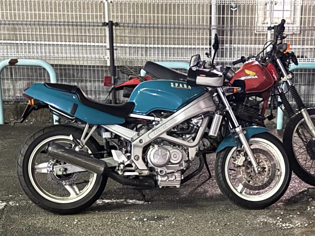 KENTAXIAN's tweet photo. #バイク盗難
知人のスパーダが盗まれました。
場所:箱根ヶ崎駅西口駐輪場
日時:12/13 18時以降
特徴がほとんどありませんが、テールカウルに擦り切れて白っぽい汚れ
アクセサリー配線がフレーム右側を通る
業務ナンバー(緑ナンバー)
些細な情報でも構いません。08092968581 までご連絡お願いします。 https://t.co/vV95Sx48Co