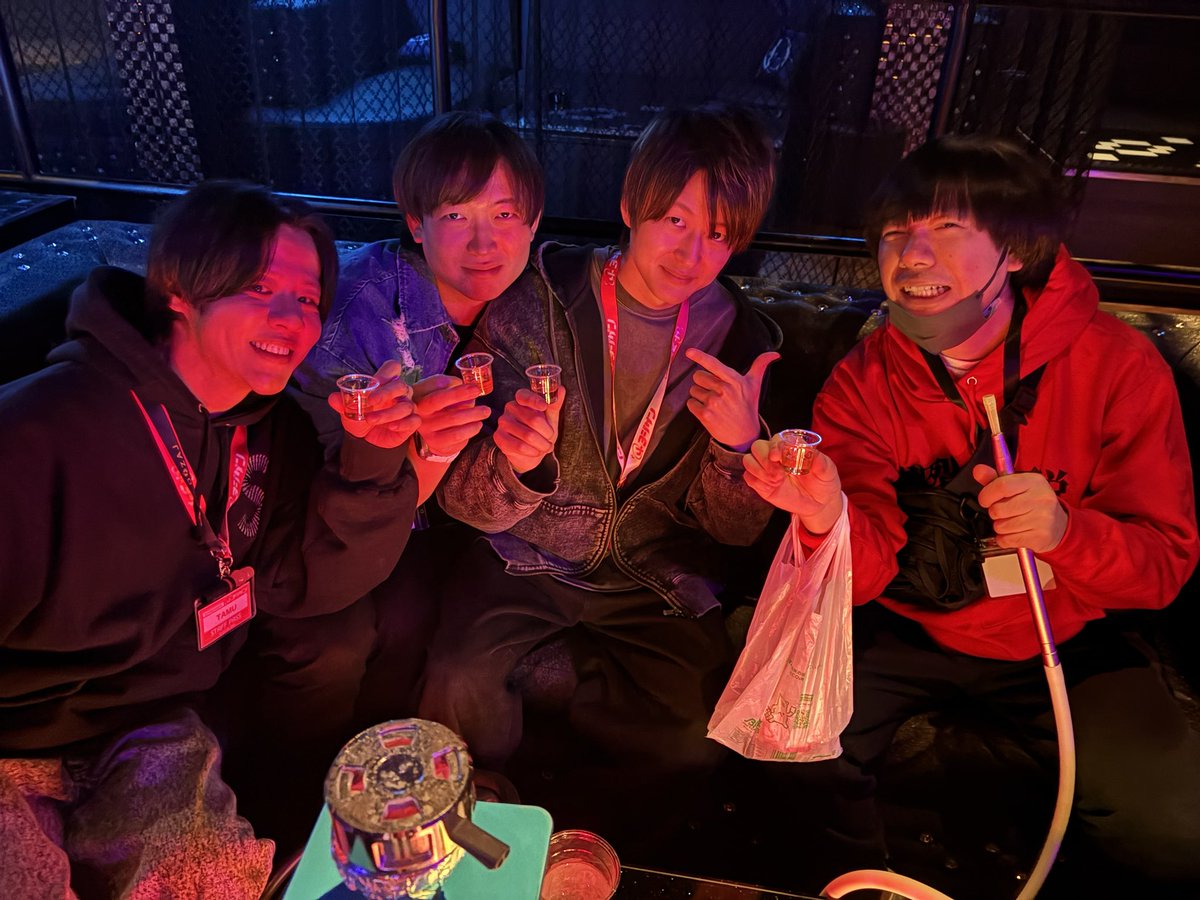 #ネイパ はじまってます！！！！🥃

シーシャ吸い放題もあるのでみんな来てね〜