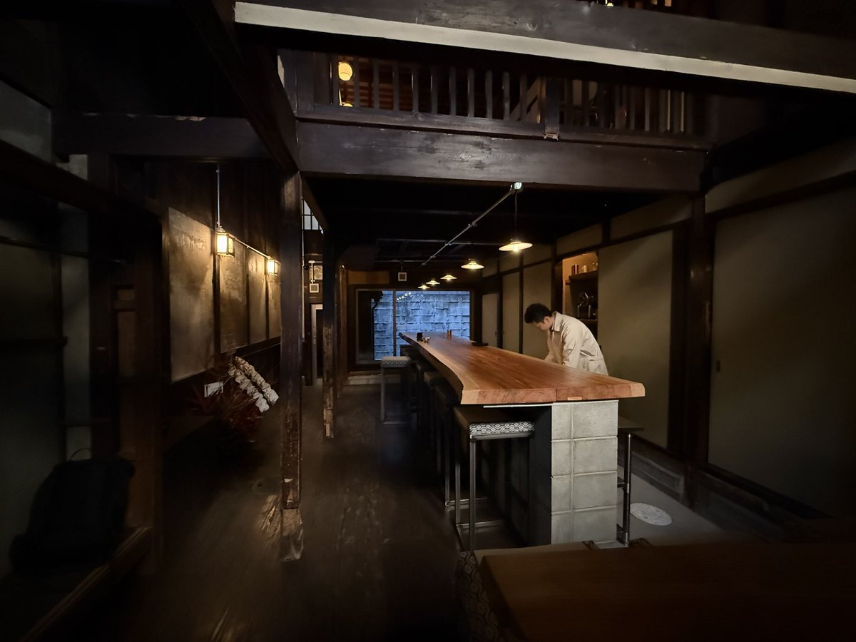 Bar_BenFiddich's tweet image. 京都にまた素敵なBARが12/21オープン
BAR Lab. Kyoto
細い小道を入った築200年のBAR
店主の牧田氏は京都出身。10代の時に台湾に渡り台湾にてバーテンダー
台北にLab.台北を数年前にオープンして、京都は自身の地元で二店舗目
オープンほんとにおめでとう
ロケーションがズルすぎて鼻血が出そうです