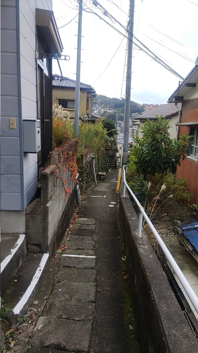 INDY_DKK's tweet photo. 祖母が亡くなったので緊急で長崎に帰省したが、自動生成ダンジョンエリアでハズレを引いたので永久に坂と階段を登ったり降りたりしている(´ー｀) https://t.co/6xdICDXv6k