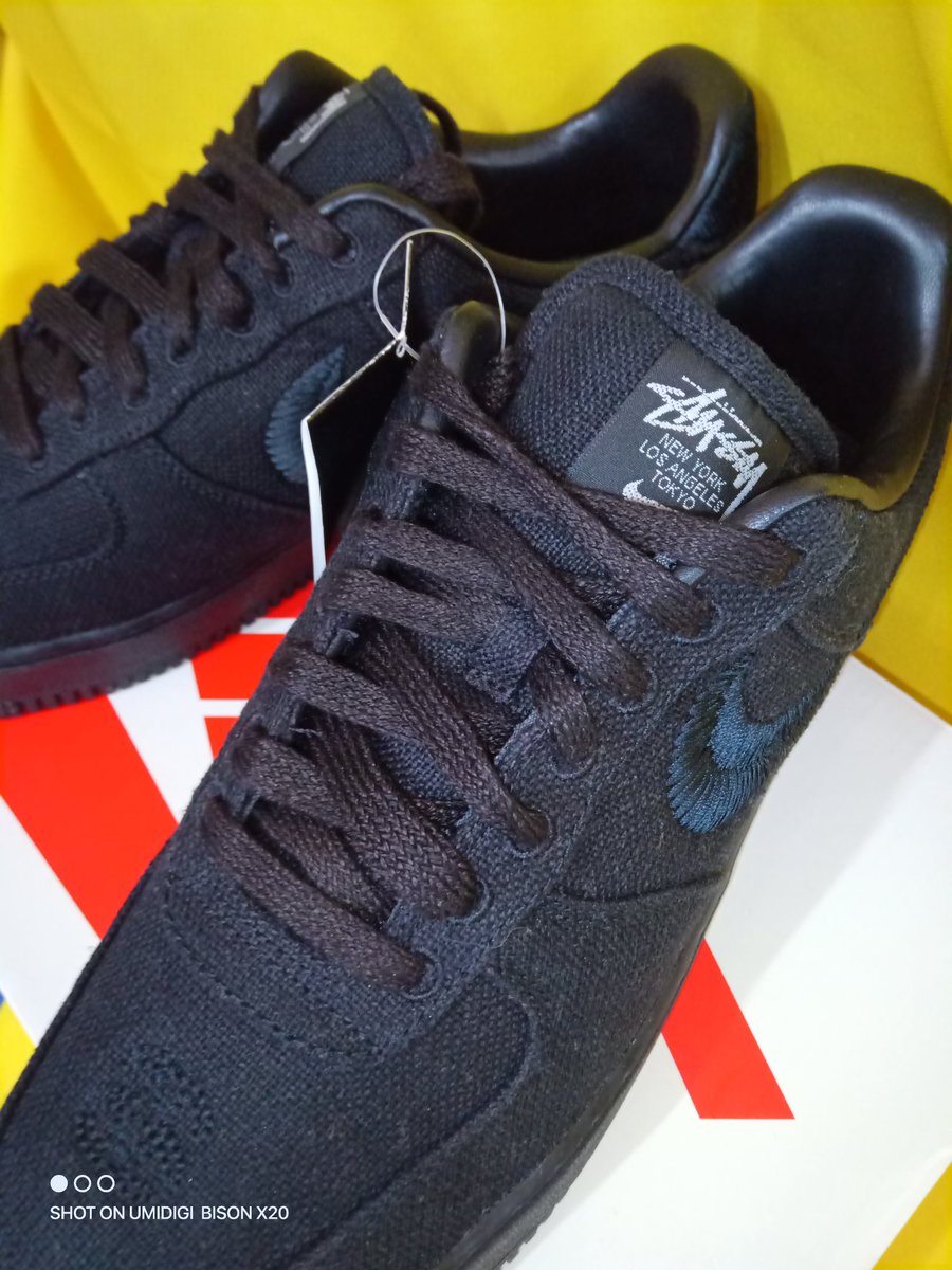 kitaman_apparel's tweet photo. #万代北見店
アパレルコーナーより新入荷情報です👀
NIKE×stussyコラボ
AIR FORCE1 Low BLACK
NIKEスウッシュや細かな所に刺繍が輝きます🌟
stussyやスニーカー好き是非ゲットしてみてください😊 https://t.co/3KR6PXednd