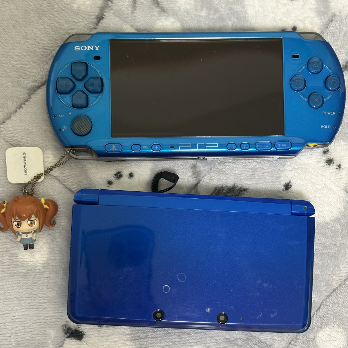 青は姉の色なので＆赤は仮面ライダーZXの色なのでとか言ってたから私の