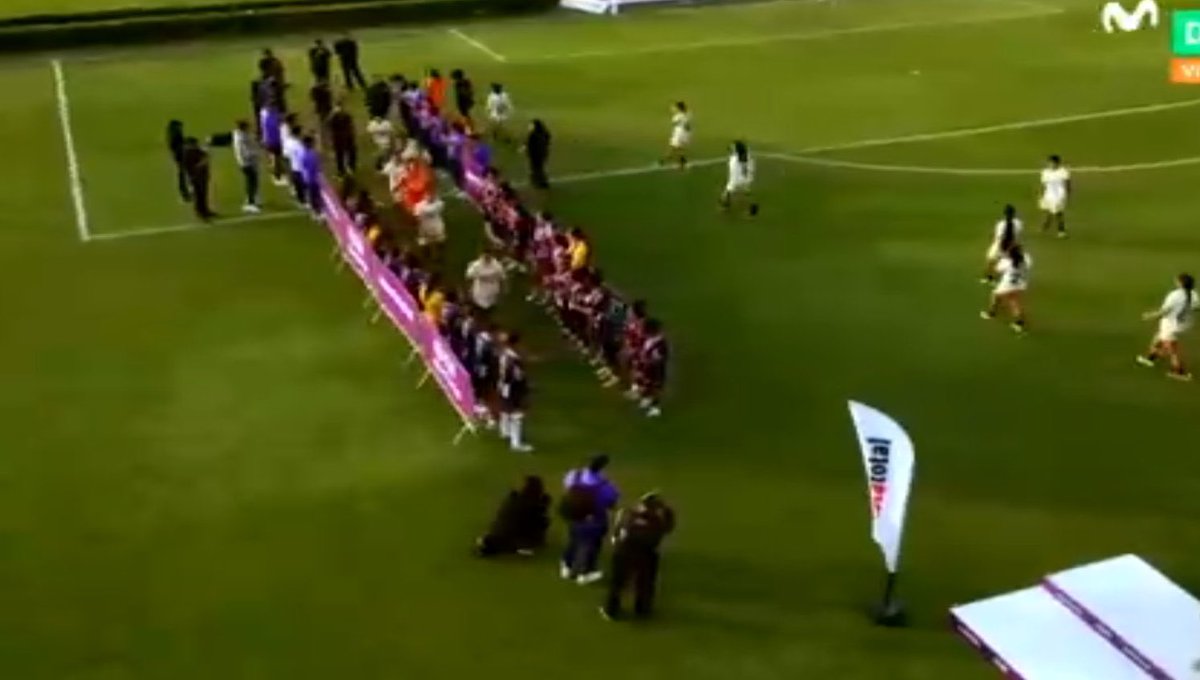 Mientras Universitario denigró a su equipo femenino mandándolo a jugar a la VIDU, Alianza Lima le hizo el pasillo de subcampeonas a las jugadoras cremas en un gesto de respeto y deportividad.

La diferencia entre un club de fútbol y una institución deportiva. Hoy ha quedado