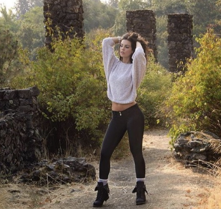 Lindachatherrin's tweet image. Zu süß oder zu frech – was trifft heute besser deinen Geschmack? Like für süß, RT für wild. Ich bin mega gespannt, was du tippst 😘🔥 #PickYourSide