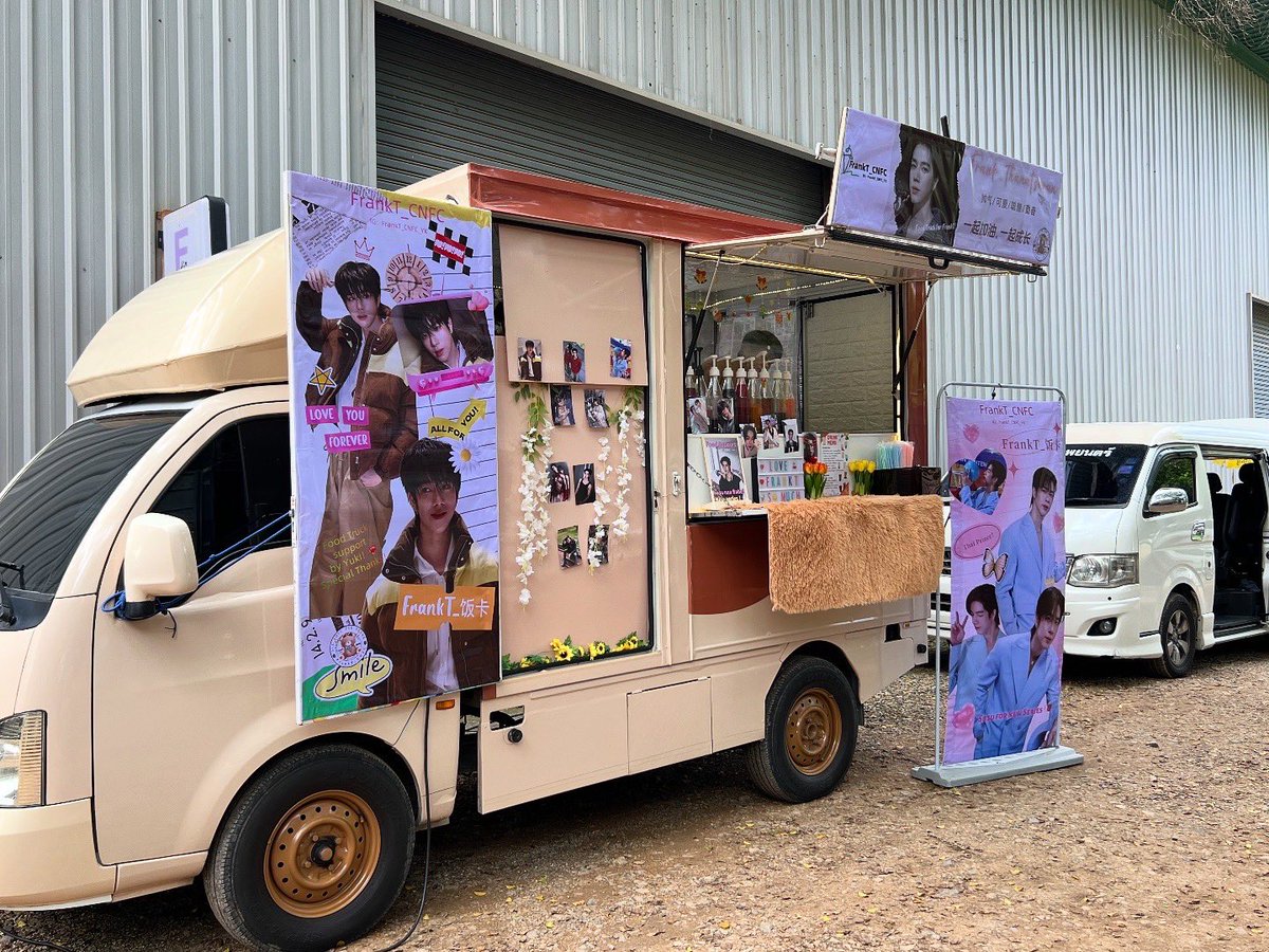 frankthanatsar3's tweet photo. Q5วันนี้แฟนคลับส่งfood truckสุดคิ้วอ่าาาาาาาาา 
Food support from lovely fan🌻✨
Special thank @FrankT_CNFC_YK 
#frankthanatsaran #นุ้งหมีของแฟรงค์ #frankeating https://t.co/0xfcSCim86