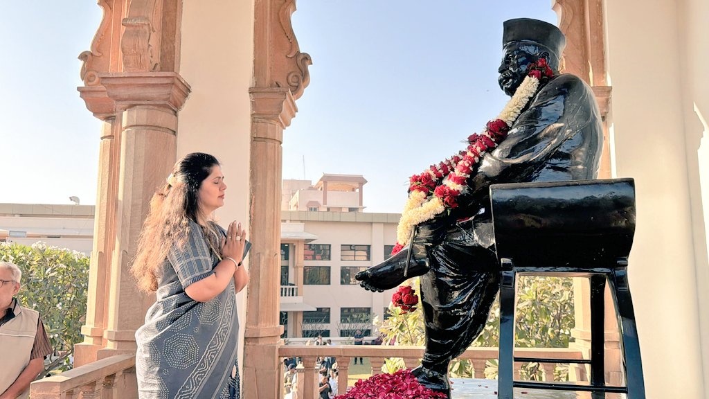 Pankajamunde's tweet photo. ॥ नमस्ते सदा वत्सले मातृभूमी ॥

राष्ट्रीय स्वयंसेवक संघाच्या रेशीमबाग या मुख्यालयास आज भेट देऊन संघाचे आद्य सरसंघचालक प.पू.डाॅ.केशव बळीराम हेडगेवार यांच्या स्मृतीस्थळासमोर नतमस्तक झाले. 
यावेळी समवेत मंत्री माधुरी ताई मिसाळ उपस्थित होत्या. 
@RSSorg @madhurimisal

#Reshimbaug #Nagpur #SanghMukhyalay