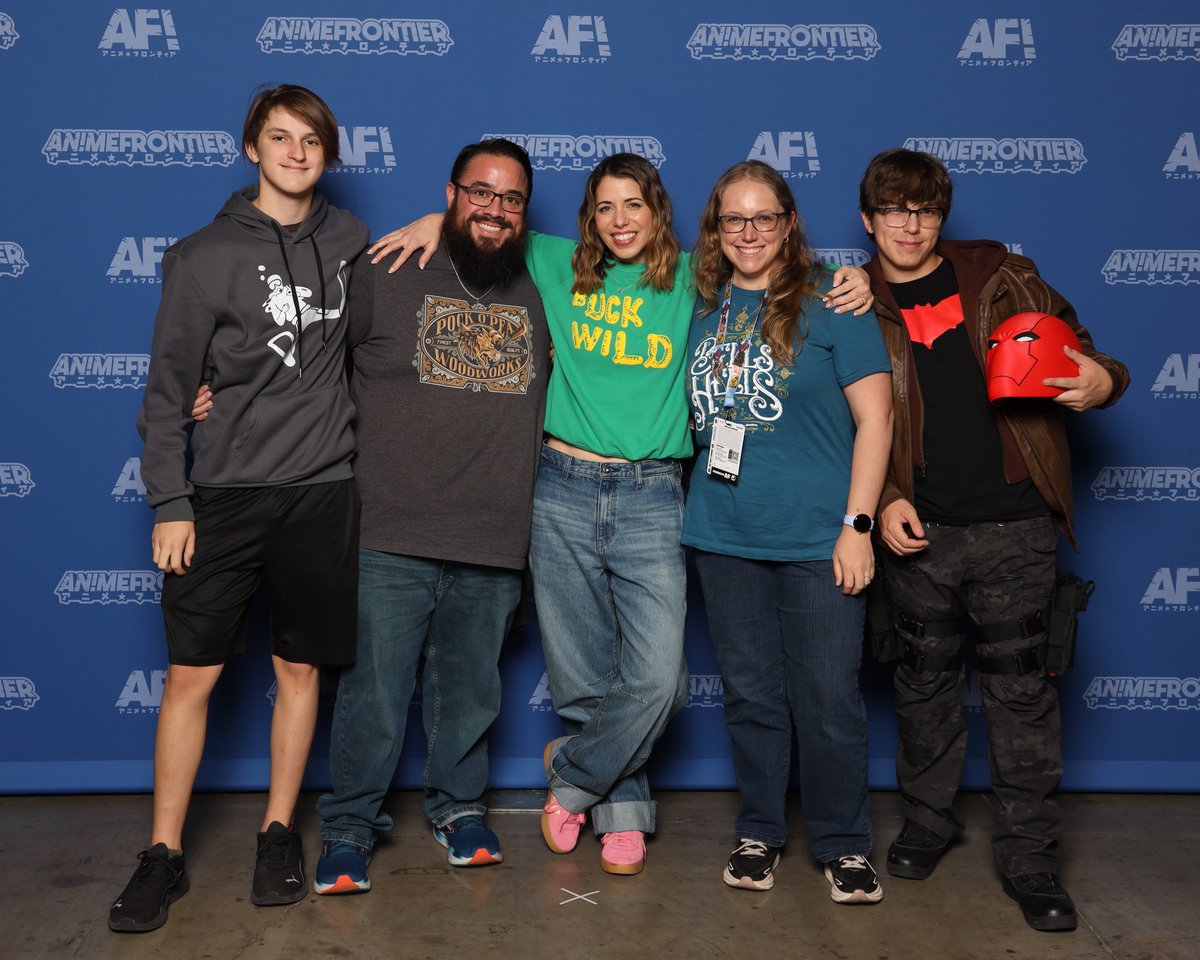 Mouse_EVE's tweet photo. The fam and I got to meet Travis and Laura. Of course I was such a complete dork about it 🤣 
It was an awesome day! https://t.co/Kds7pgrpMp