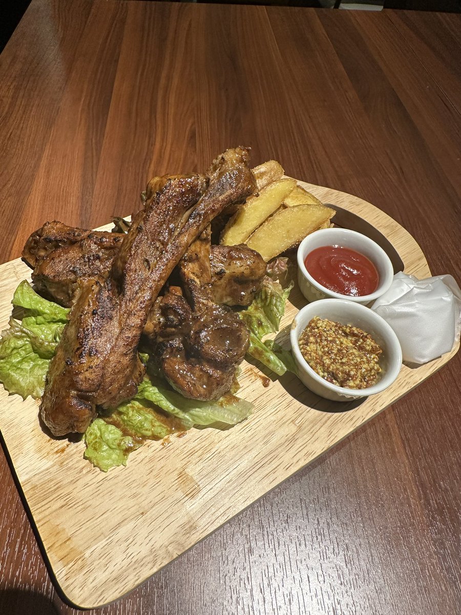 いよいよ明日、15日17時〜 歌舞伎町TOHOシネマズ横に ハングリーバーグ新宿店 がオープンします‼️  メインは、テーブルでカットする100%ビーフハンバーグ🥩とニンニクの効いた生姜焼きの乗った横濱スタミナカレー🍛 サイドメニューも充実のラインナップ  17時〜翌5時まで ...