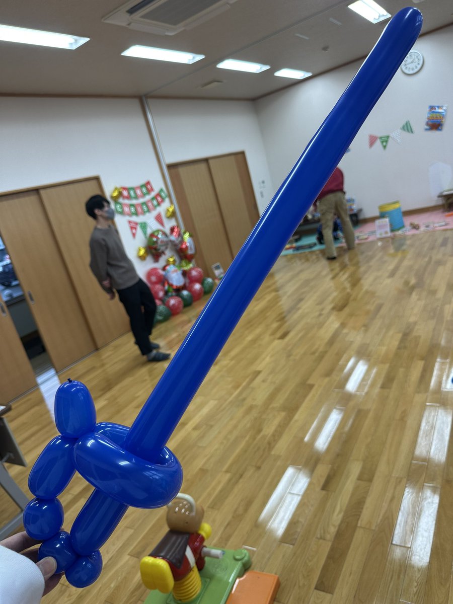 te2row's tweet image. 🎄クリスマスイベントだけど
なぜか今日は 💙青💙 が大人気！
子どもたちの「これがいい！」は正直🎈
by GATAKEN BALLOONS