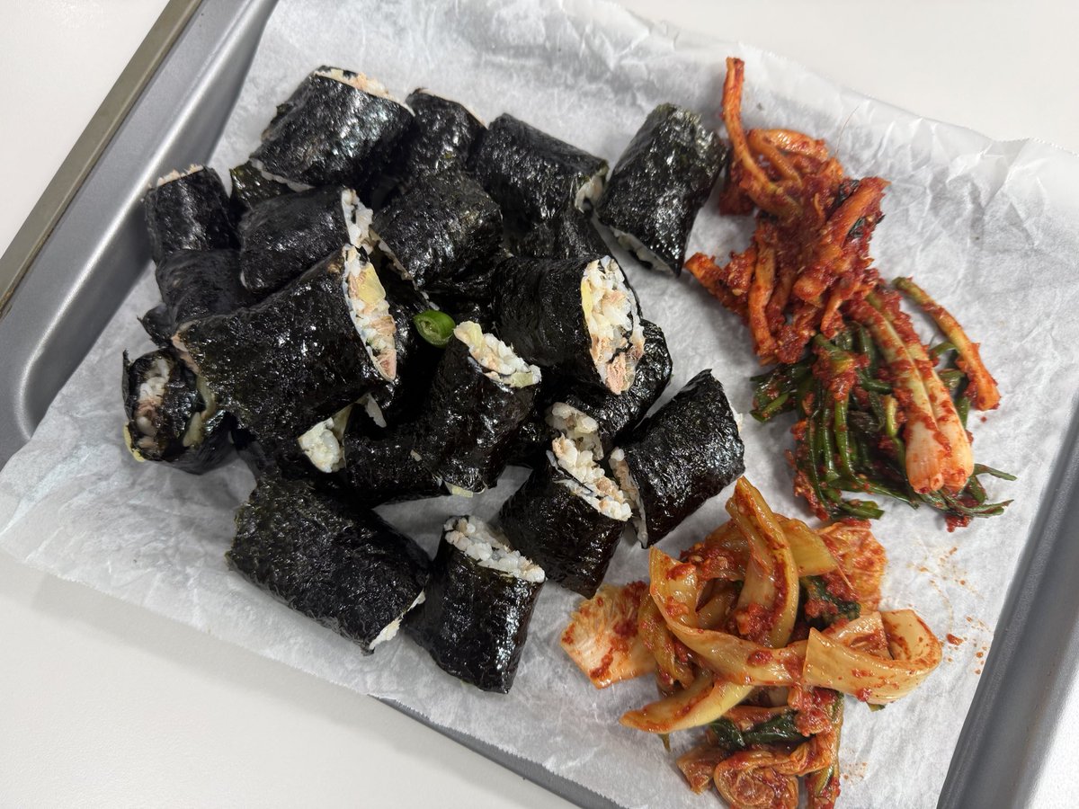 참치땡초마요김밥 + 각종김치 
얘들아 모여라 ~ 🙃🙄