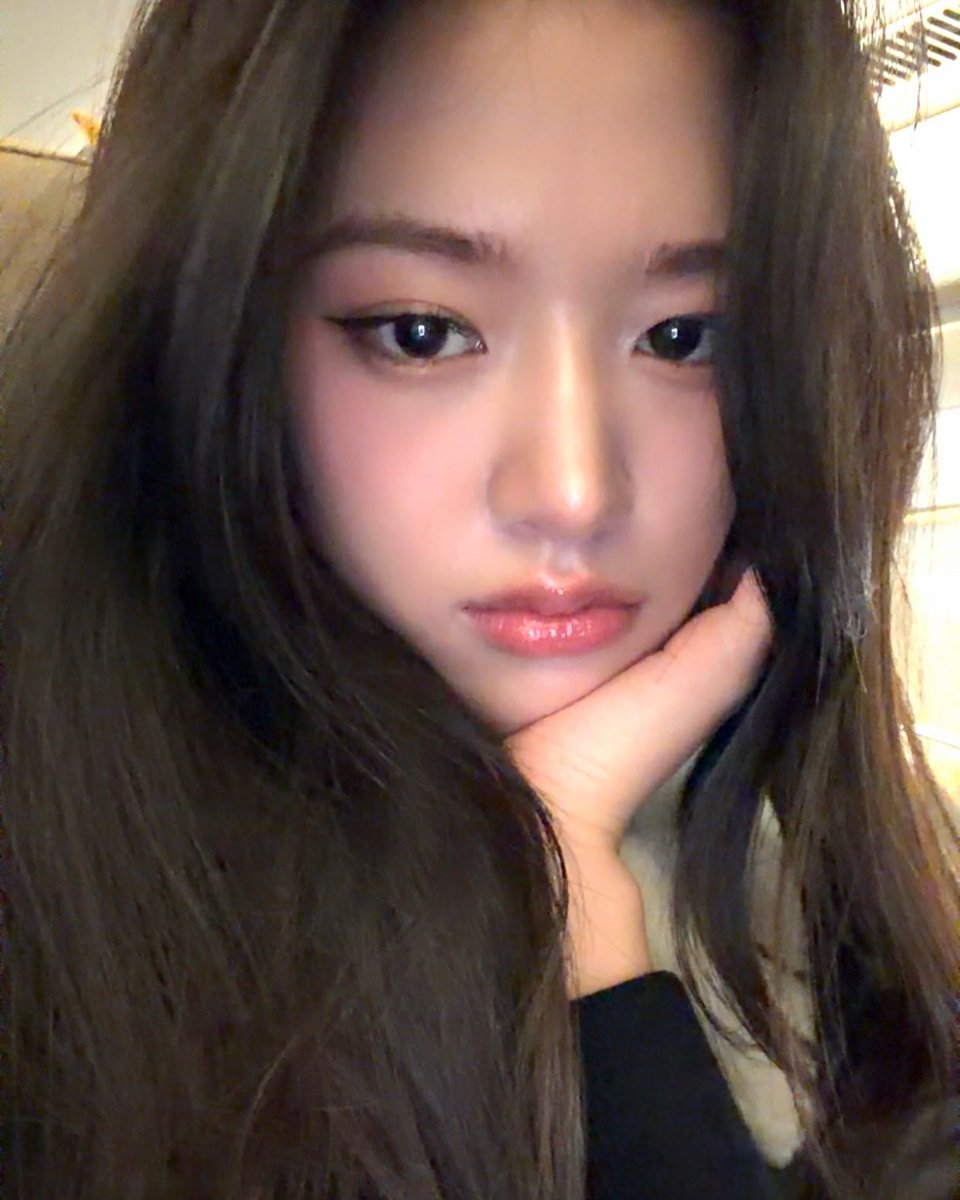 MS. AN YUJIN HELLO?!?
