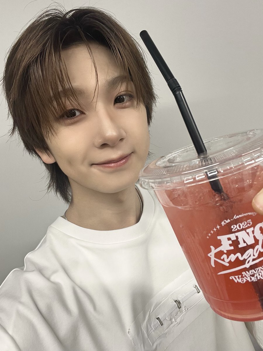 ＼2025 FNC KINGDOM 10TH ANNIVERSARY - AMAZING WONDERLAND -／
コラボドリンク&amp;フード販売中!!📢

メンバーも実食!!🍽️
#AMPERSANDONE の小倉たい焼き&amp;ピンクグレープドリンク✨
ぜひ皆さんもゲットしてみてください🩷

🔗詳細はこちら
fnckingdom.jp/single-post/25…

#FNCKINGDOM