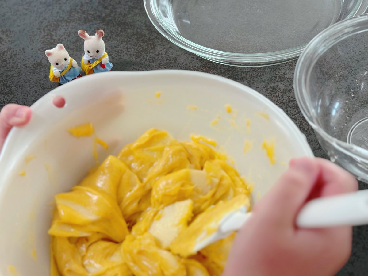 aya_peru's tweet photo. りんごをたくさんもらったので
今日は一緒にケーキ作り👧🏻🍎🥣

初めて卵を上手に割れたし、粉ふるいは
こぼさずにできて成長を感じました☺️

日常の写真もふたりが居てくれると
より特別な感じになるね🐰🐱◌𓈒𓐍𓈒
 ︎︎
 ︎︎
(ALT)
#シル活
#シルバニアファミリー https://t.co/OPUDvgGTZH