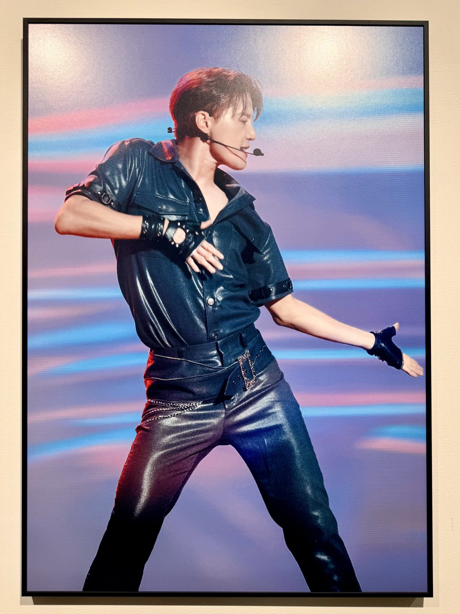 PA_kjs's tweet image. 같은사람이라고,,,
전시회 이 액자앞에서 떠날수없었다,,