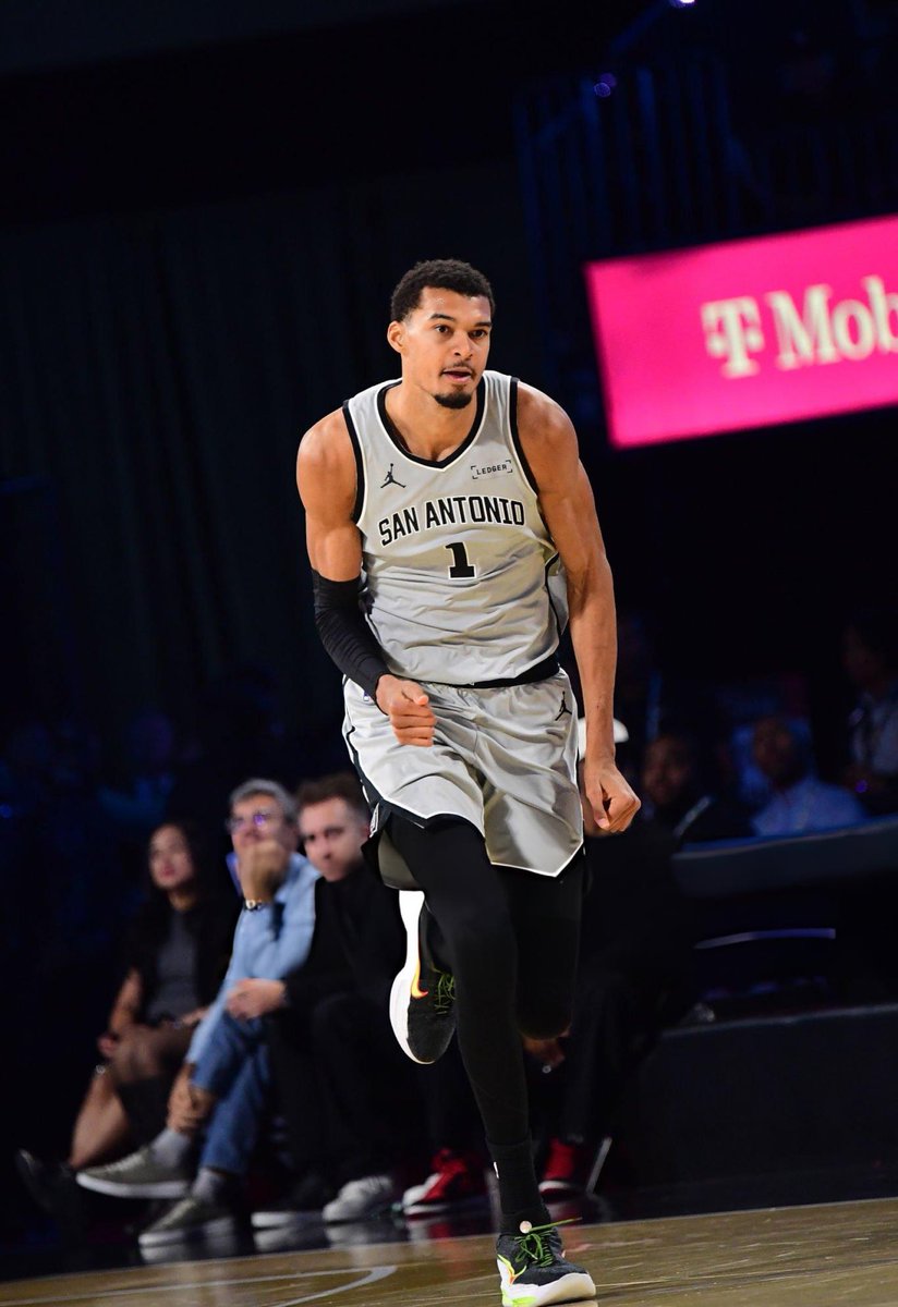 CulturaPopPod's tweet image. SPURS WIIIIIIN! 

TAMO NA FINAAAAAALLLLLL! PQPPPPPPP! O GRAVETUDO TÁ COM
TUDO!!!!! 👽🪾

CARALHO, que partida do Spurs mano. Que partida defensiva. Segundo tempo quase perfeito do Spurs, intensidade de playoffs. Final merecida demais, caralho! Sei nem o que falar. 

GO…