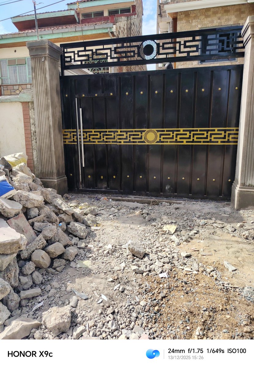 Sliding gate with Versace design. Someone tag mbuvi. #JengaNasi