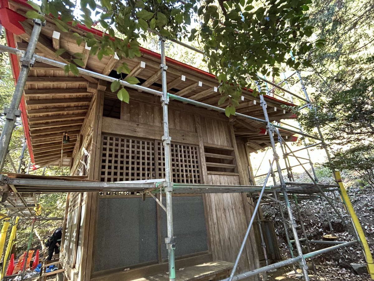 cute_bakeratta's tweet photo. 里山の氏神/大幡様を
昔からお願いしている宮大工さんの手で修復中です。
壁や天井に穴が有り、小動物等が入り込めていたの�� (￣   ￣)。。

膳椀倉にも何回目かの柿渋塗りをしました。

好い年を迎えられますよう❄️ https://t.co/JGASxevoB7