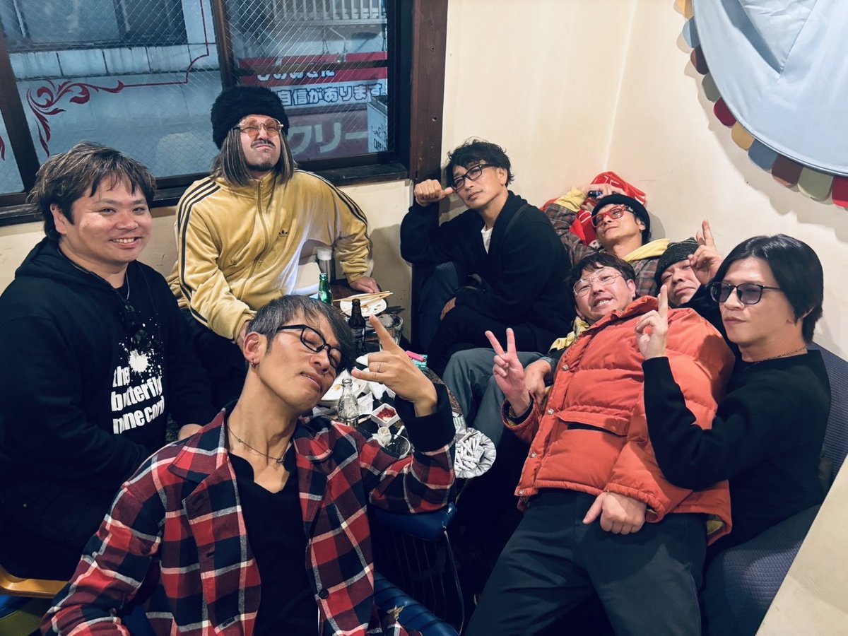 MBK2121's tweet image. bncの打ち上げにて。ヤックさん阿部君とも付き合いが長いのですが、右側の5人って10代の頃同じバンド、レーベルでローディーをやっていて、あの頃から約30年後の今でもこうして集まるってすごいなと…

めっちゃ素敵やん！

キャラもノリもあの頃と変わってないw