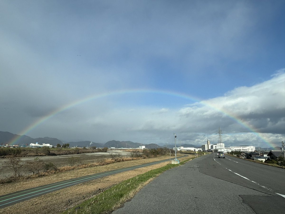綺麗に虹が出てます🌈