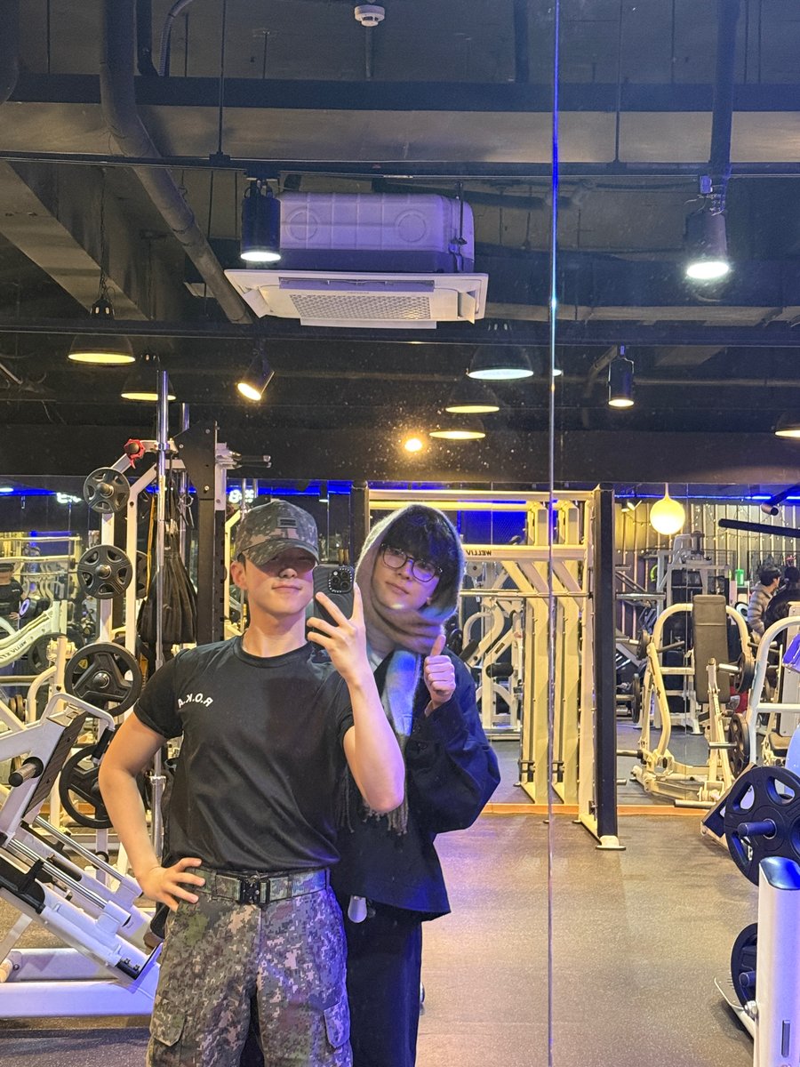 혼자있고싶다면서 휴가 나오자마자 ww랑 함께 사진찍기..
크리스마스에 사랑하는 사람이랑 함께하라면서 크리스마스에 ww랑 같이 밥먹은 사진 올리기...
이거뭐예요?