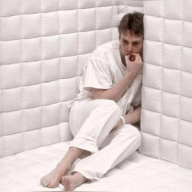 when the text sends before the photo so now i look schizophrenic