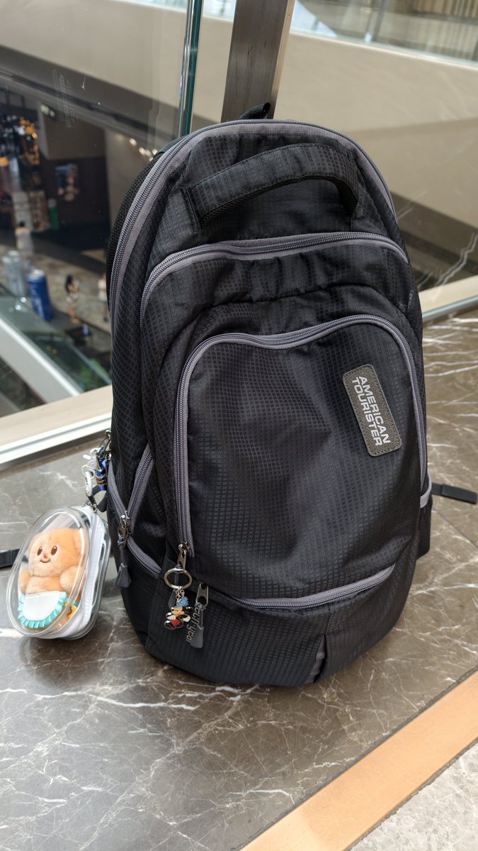 monkey_junior's tweet image. มี giveaway เล็กๆน้อยๆแจก ใครเห็นคนสะพายเป้ดำห้อยน้องเนย ทักมารับได้จ้าาาา 
#WENDY_WORLDTOUR_IN_BKK