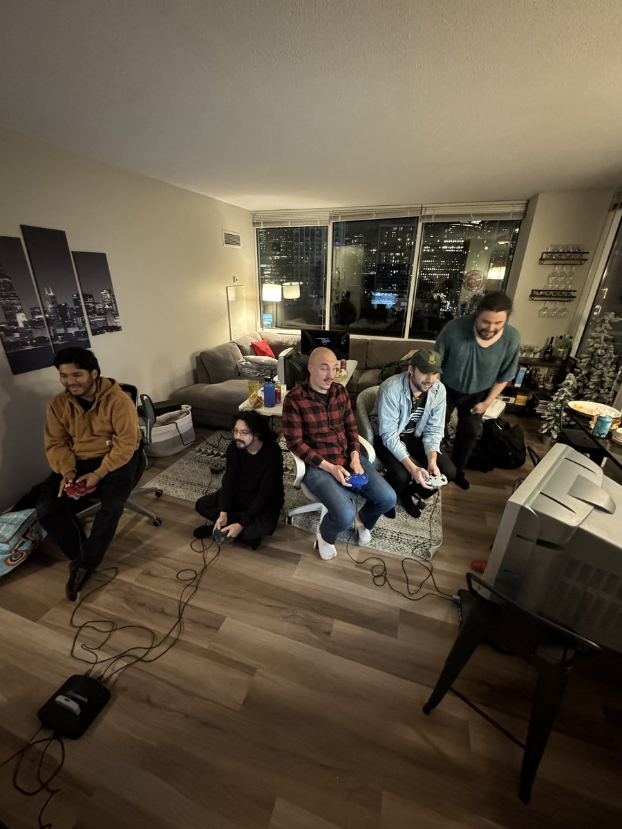 NewbTubeSSB's tweet image. Playing smash with my friends :-)