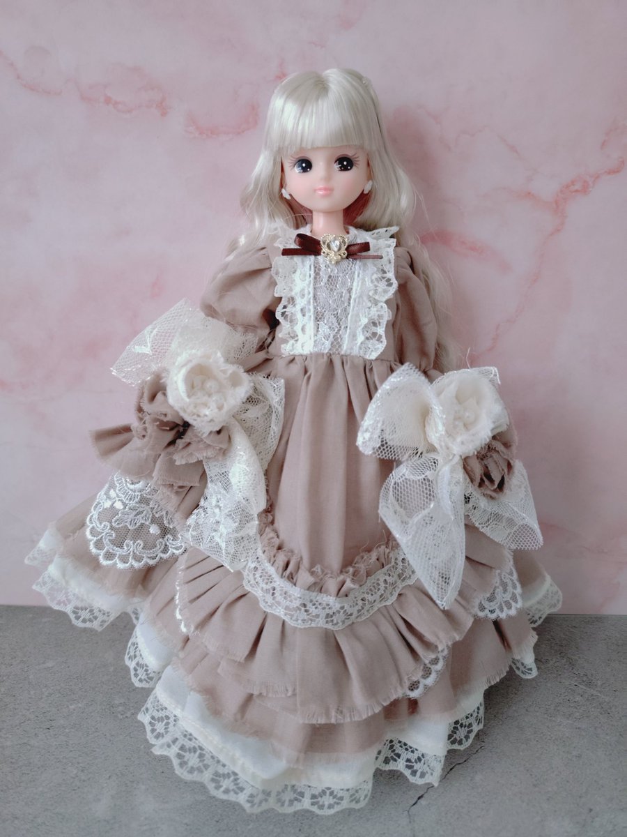 先週のドールイベントでまー様（<a href="/Maa_g_123/">ᵕ•ᴥ•ᵕ𝕄𝕒𝕒ᵕ•ᴥ•ᵕ まーのハンドメイドドレス</a>）の素敵なドレスをお迎えしました😊
プリンセスみたいでかわいい！
クラシカルなお洋服が好きなのでお気に入りです🩷
#リカちゃん
#リカちゃんキャッスル
#ドール好きさんと繋がりたい