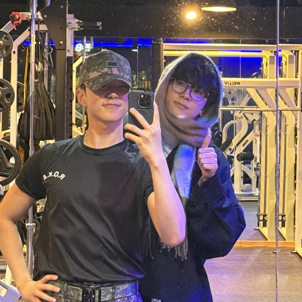 알페스인생에서 이딴 사진 처음봐
생활관에서 사람 부대껴서 혼자있고싶다고 라방에서 말했던 애가 일병휴가 나오자마자 샵갔다가 옷도 안갈아입고 바로 운동장가서 여리폭닥하찌목도리두른 남친만나서 커플셀카 찍어서 자랑함