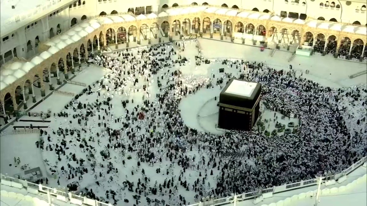 مع شروق الشمس في المسجد الحرام.. متابعة مستمرة لأعمال التعقيم والنظافة في صحن المطاف 