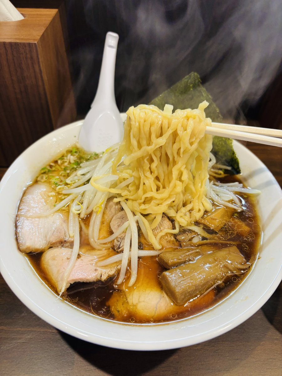 marugaotarou's tweet photo. ㊗️12月15日オープン🥳
シモズヌードル🍜開成駅🚃

足柄上郡開成町吉田島1779
営業時間⏰11時〜18時
定休日🎌木曜日

なんとなんと🥳
調理学校で共に一年半過ごした方が
お店をオープンとのことでお邪魔しました🍜

シモズヌードルが
いわゆる特製ラーメンだったので
そちらを頂きました🍜

続く↩️ https://t.co/MCDQ3Z6NH8